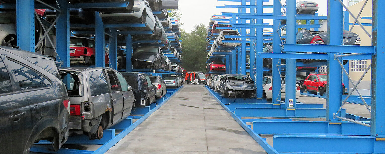 [Translate "Hungary"] Cantilever racking Car dismantler