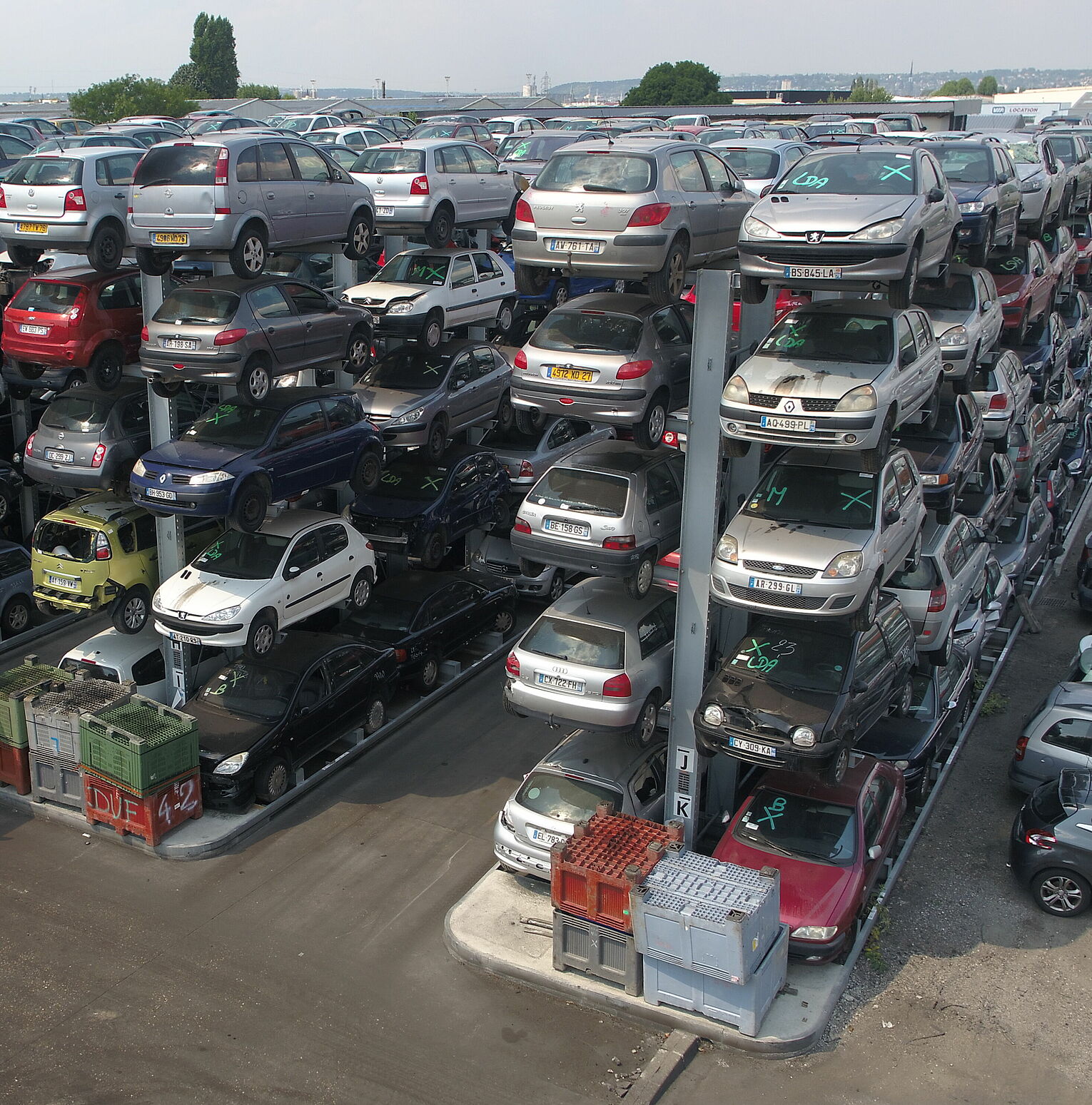 [Translate "Hungary"] Cantilever racking Car dismantler