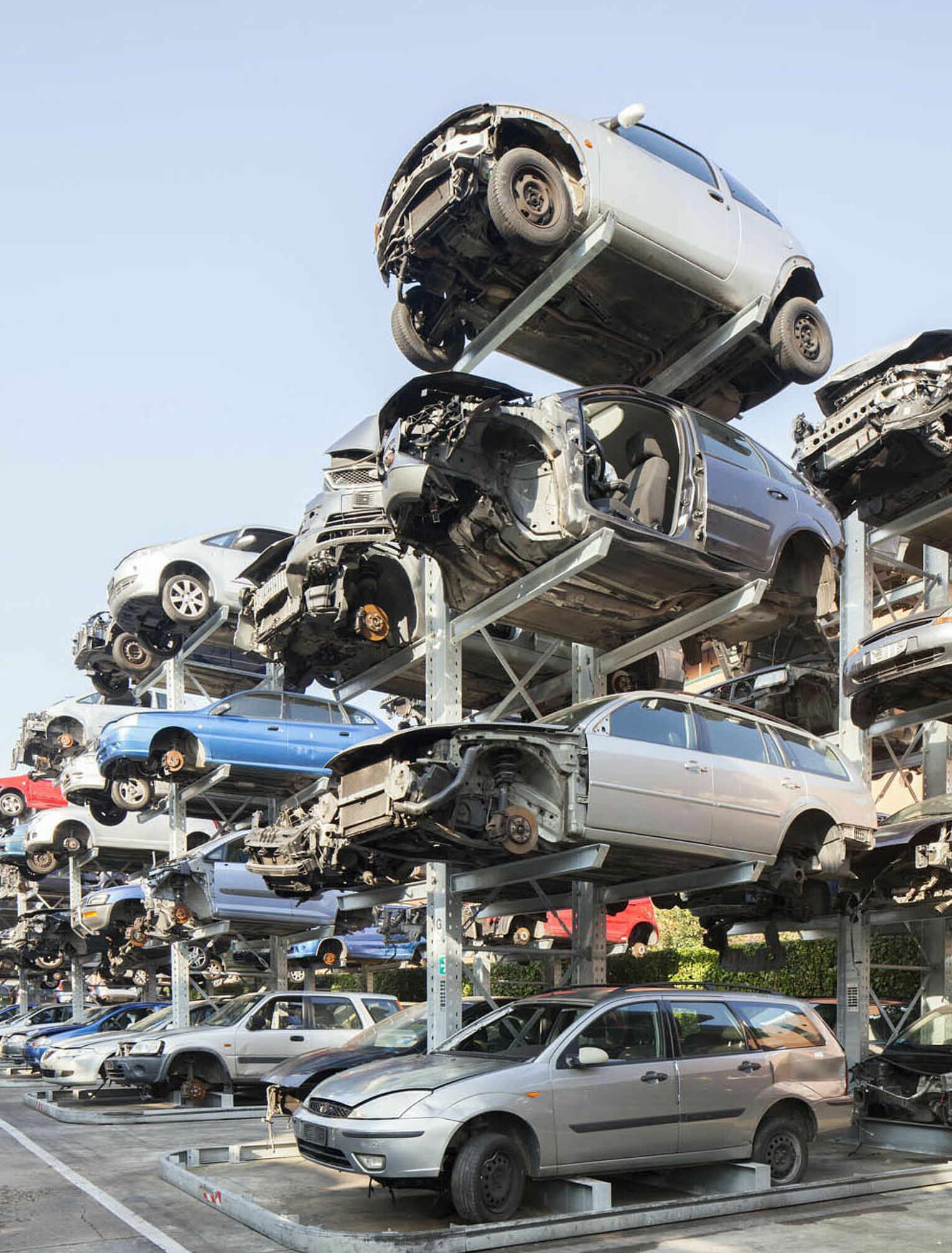 [Translate "Hungary"] Cantilever racking Car dismantler
