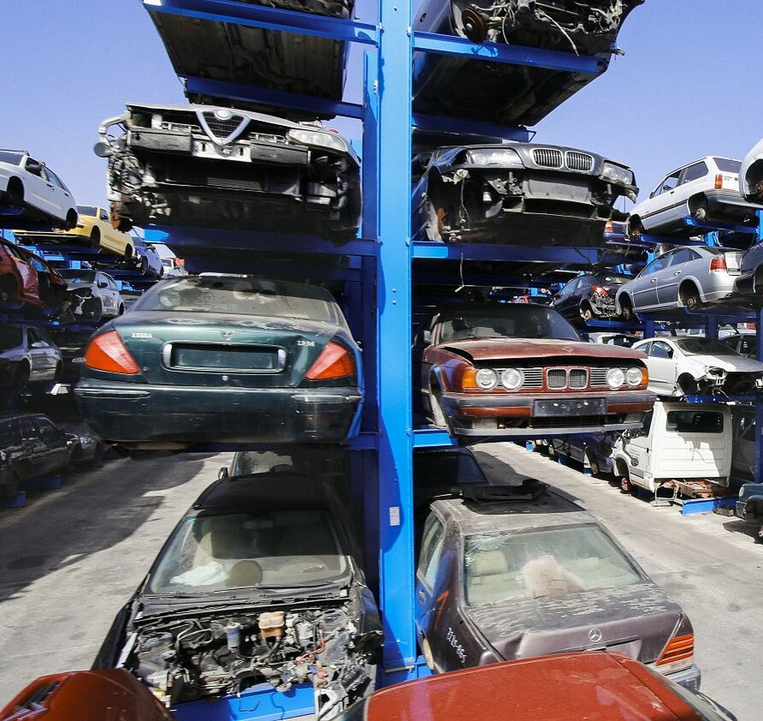 [Translate "Hungary"] Cantilever racking Car dismantler