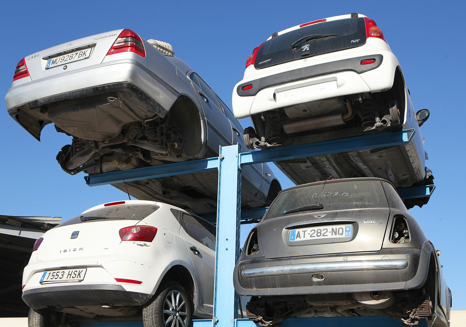 [Translate "Hungary"] Cantilever racking Car dismantler