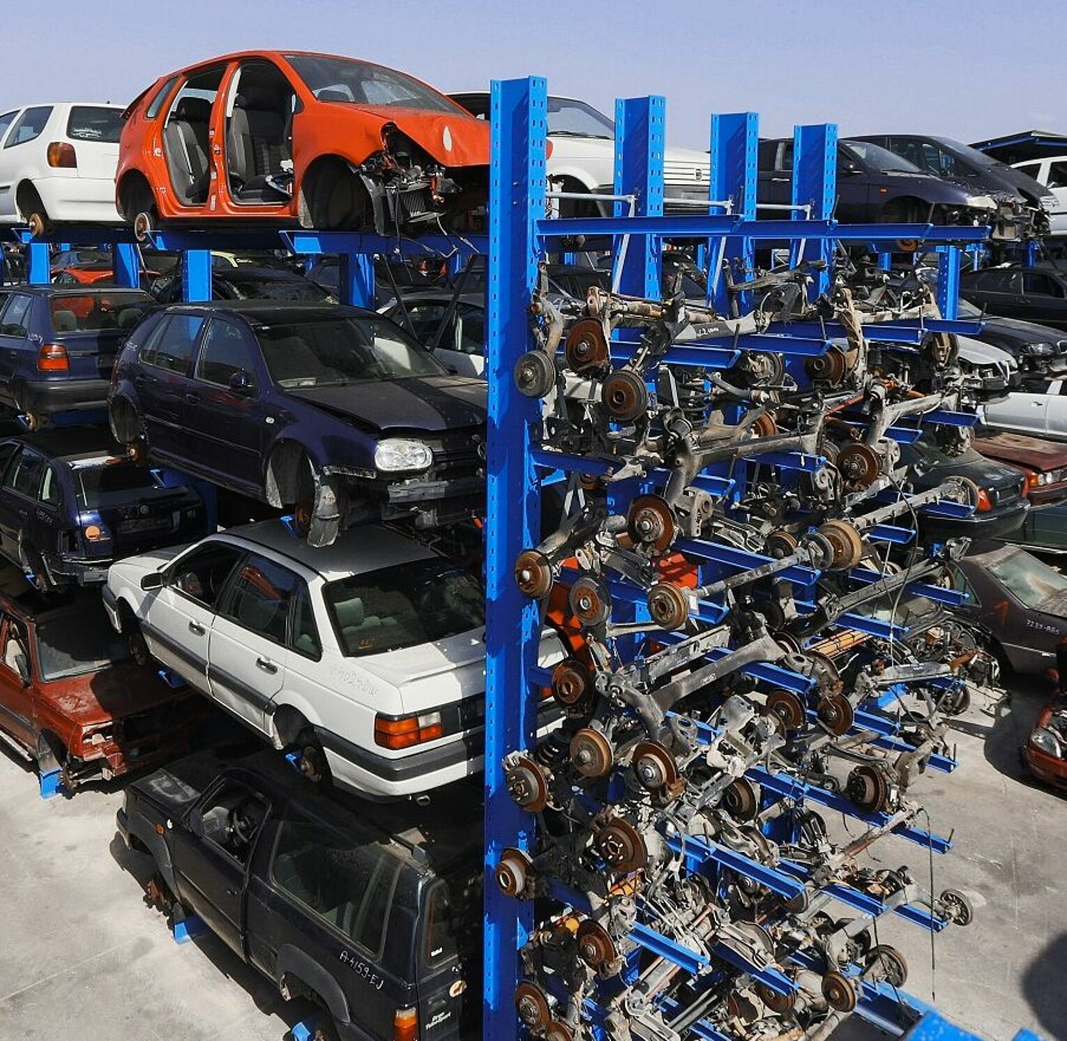 [Translate "Hungary"] Cantilever racking Car dismantler