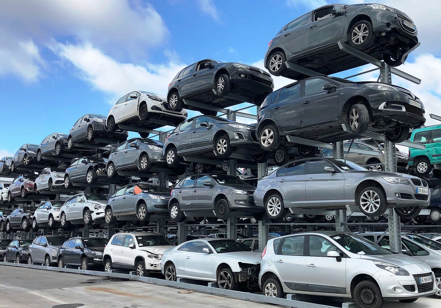 [Translate "Hungary"] Cantilever racking Car dismantler
