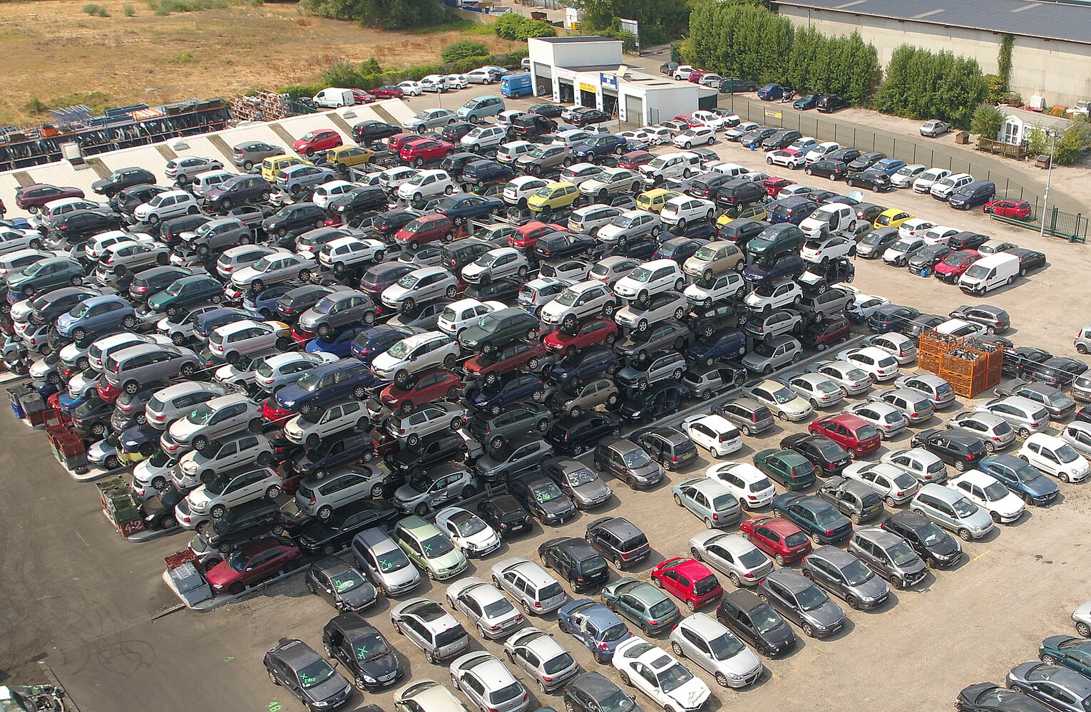 [Translate "Hungary"] Cantilever racking Car dismantler