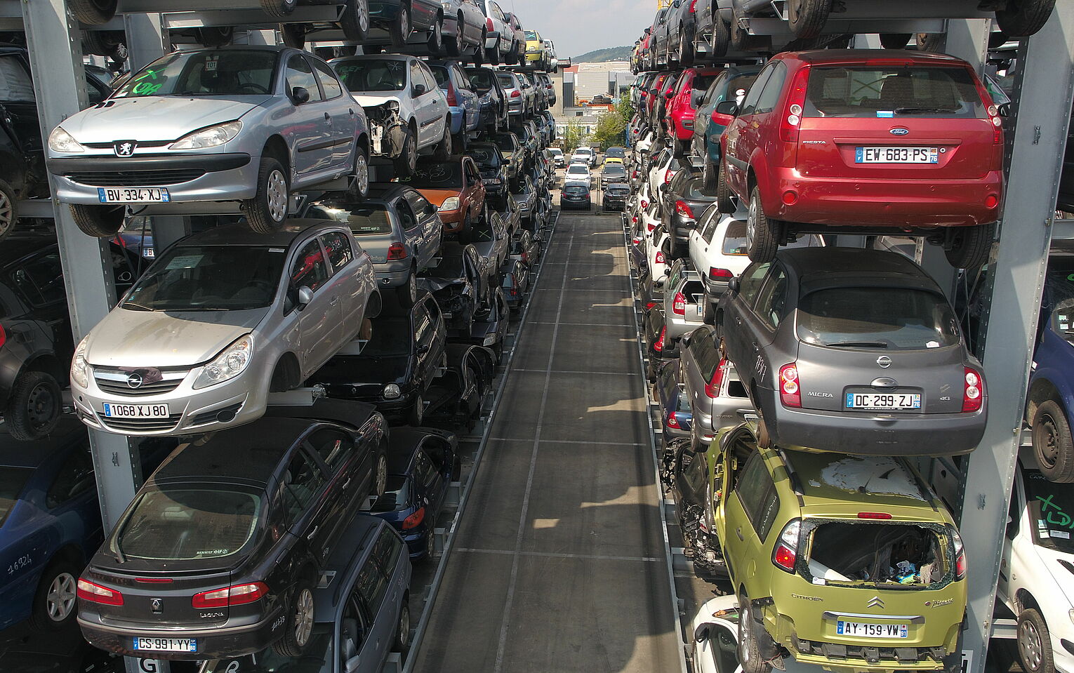 [Translate "Hungary"] Cantilever racking Car dismantler