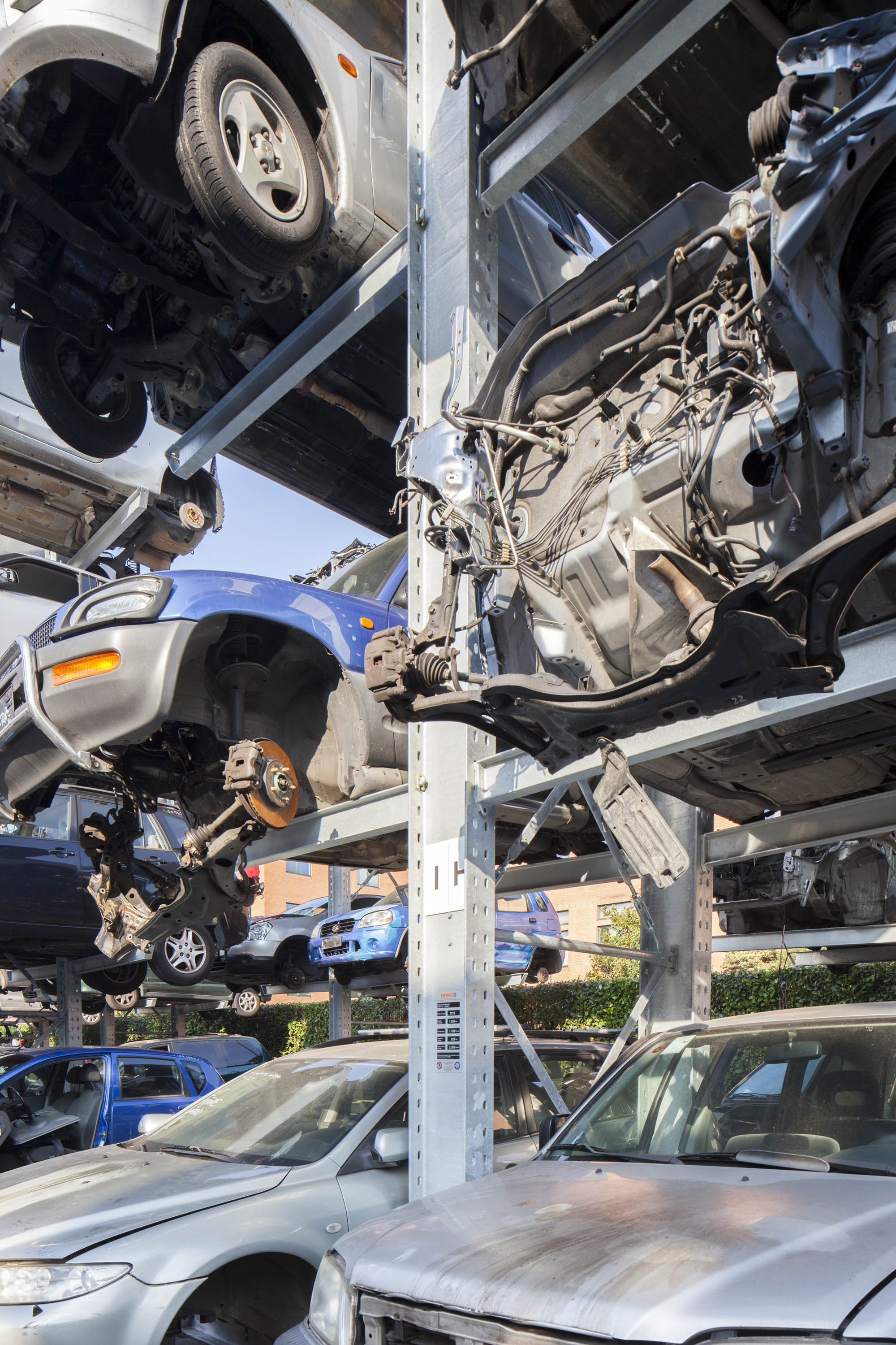 [Translate "Hungary"] Cantilever racking Car dismantler