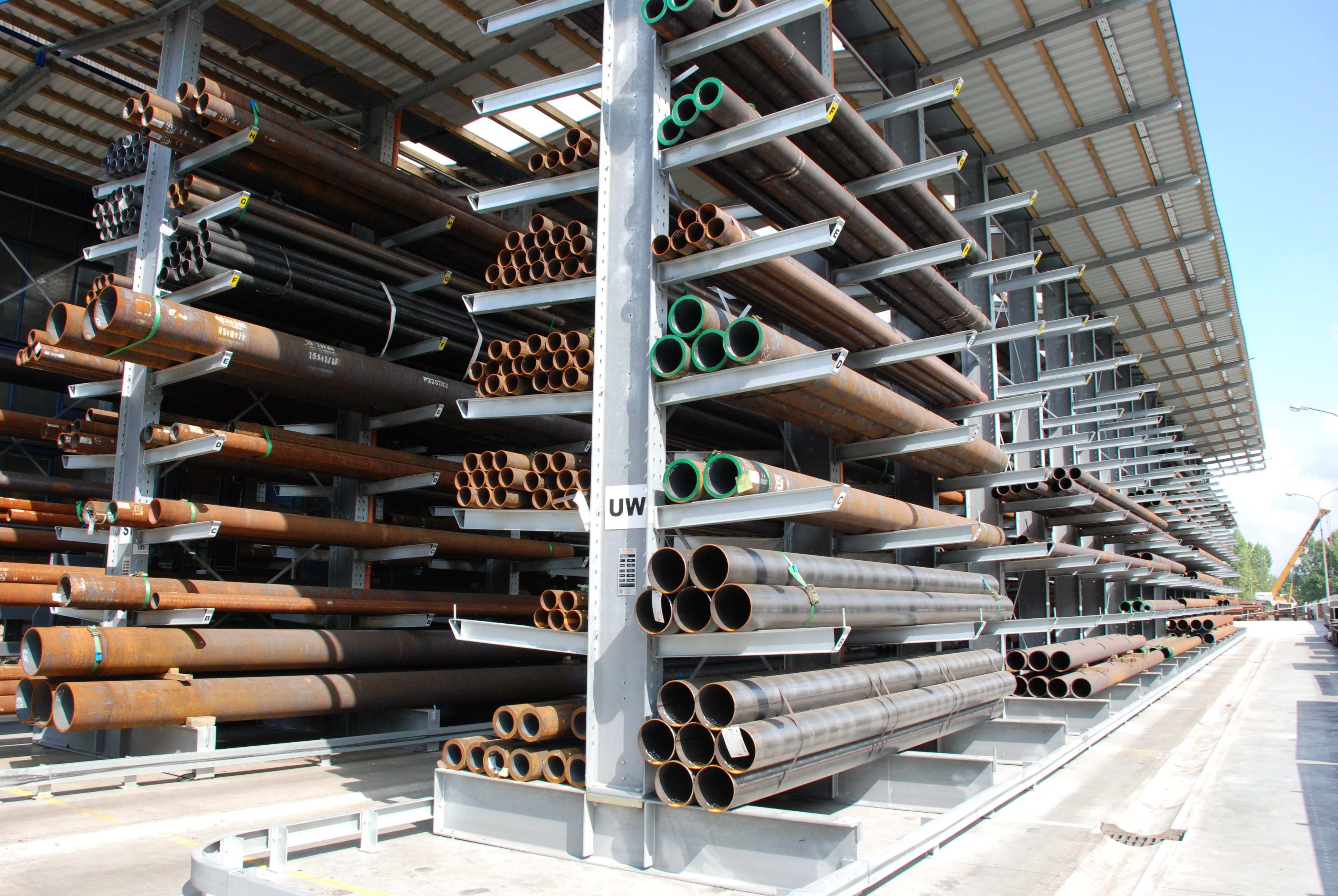 [Translate "Hungary"] Cantilever racking Industry solution